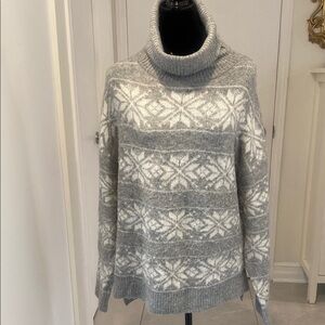 Cupcakes & Cashmere long sleeved turtle neck sweater in  Gray & White SIZE large